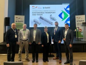 Unii participanţi la şedinţele Academiei de Transport Sustenabil (Internaţional Winter Academy), care este susținută de Proiectul EasTnT „Consolidarea rutelor comerciale durabile și digitale și a conceptelor logistice între țările Parteneriatului Estic și cu UE”, implementat de Agenția de Cooperare Internațională a Germaniei (GIZ).
